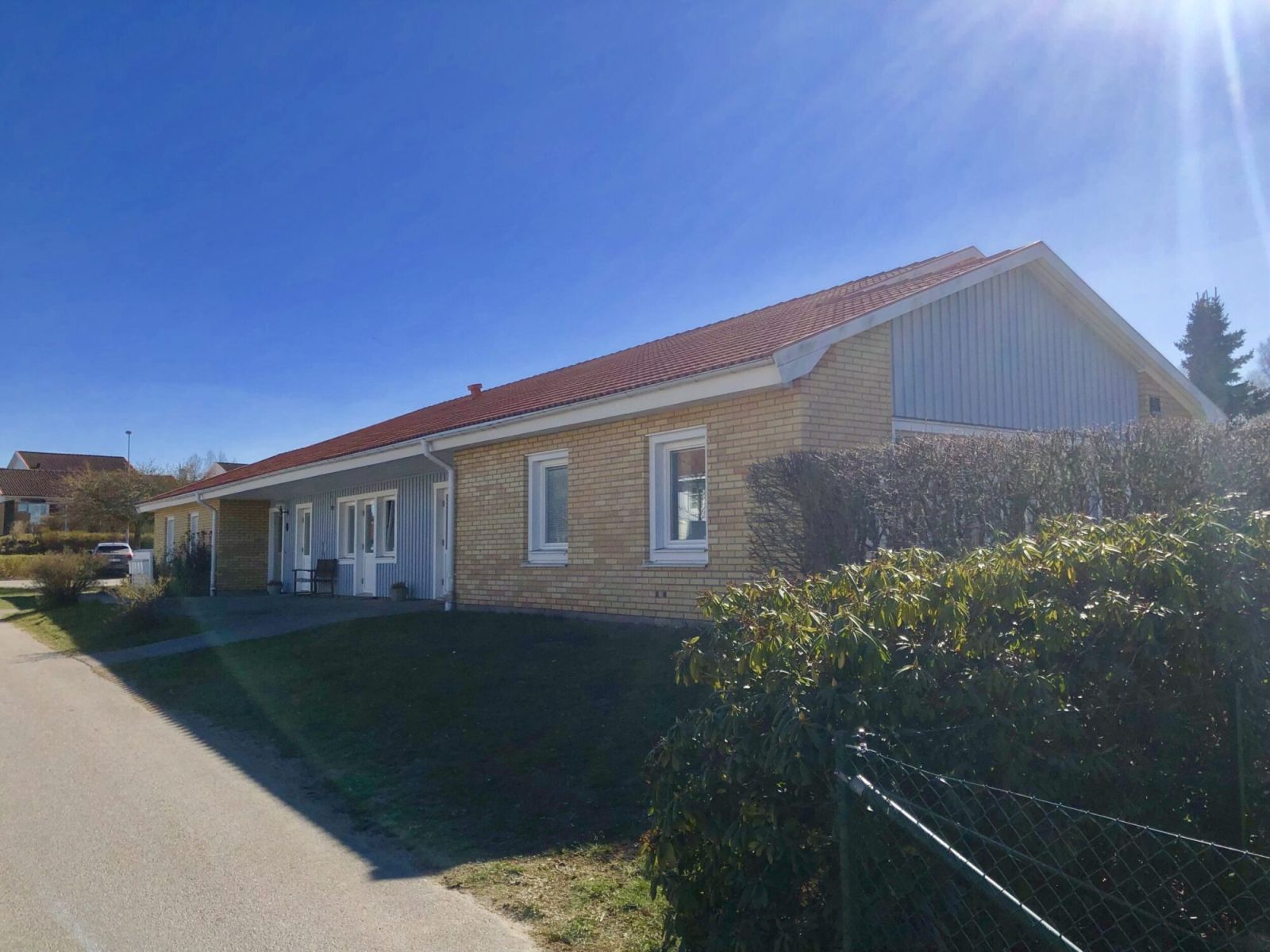 Fastigheten Fyrkanten i Växjö. Gul enplans byggnad.