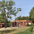 Röda hus och en svensk flagga i en hög flaggstång. 